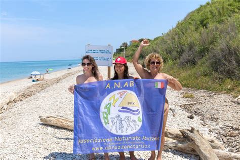 nuda in spiaggia|Nudi in spiaggia in Sardegna: “Il nudismo è libertà da barriere e ...